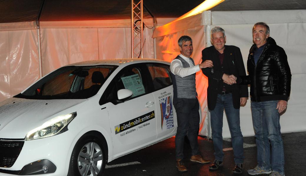 Der Gewinner durfte die Schlüssel bereits entgegennehmen. Von links: Daniel Heeb vom Zünd Mobilcenter in Lüchingen, Röllelibutzen-Präsident Carlo Pinardi, Hauptpreisgewinner Edi Kehl.