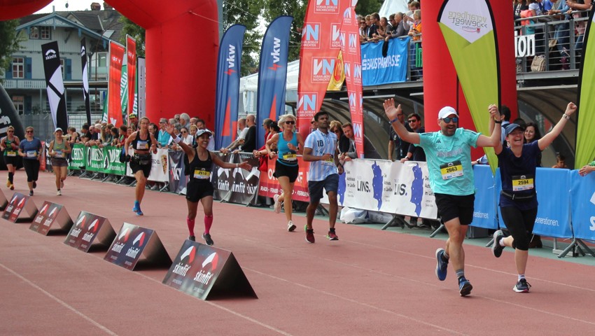 Rund 8500 Läuferinnen und Läufer aus 50 Nationen starteten am Drei-Länder-Marathon. Die Freude, das Ziel im Bregenzer Bodenseestadion erreicht zu haben, war bei allen sichtbar.