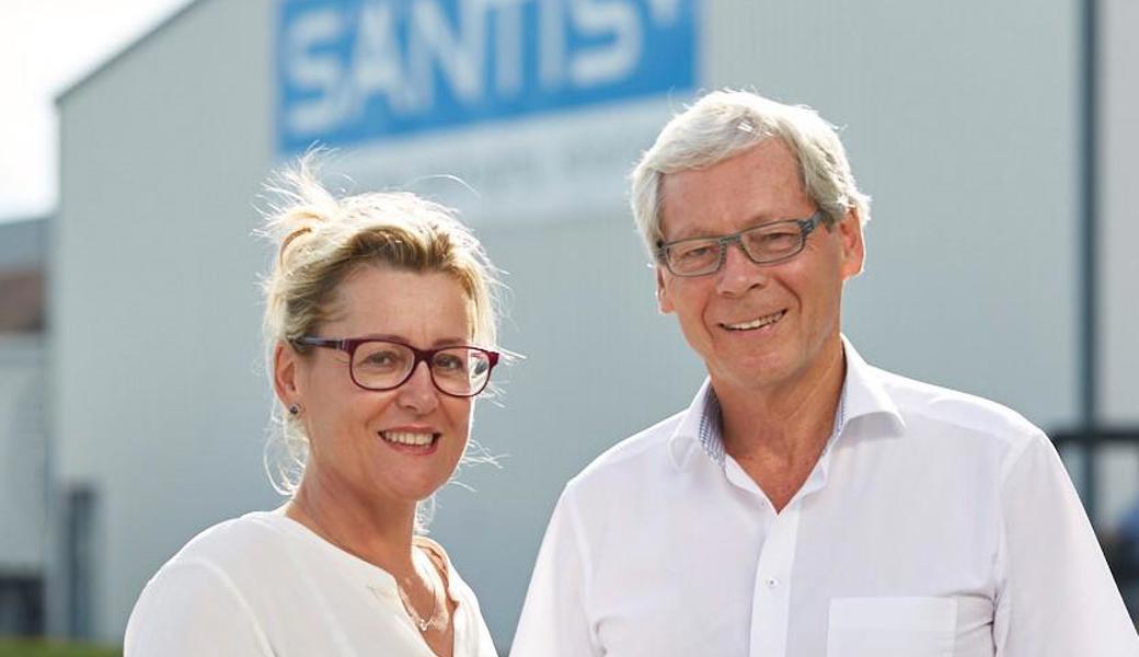 Karl Stadler überbrachte Bettina Fleisch, CEO und Inhaberin der Säntis Packaging, die freudige Nachricht, dass die Jury ihr den 25. Preis der Rheintaler Wirtschaft verliehen hat.