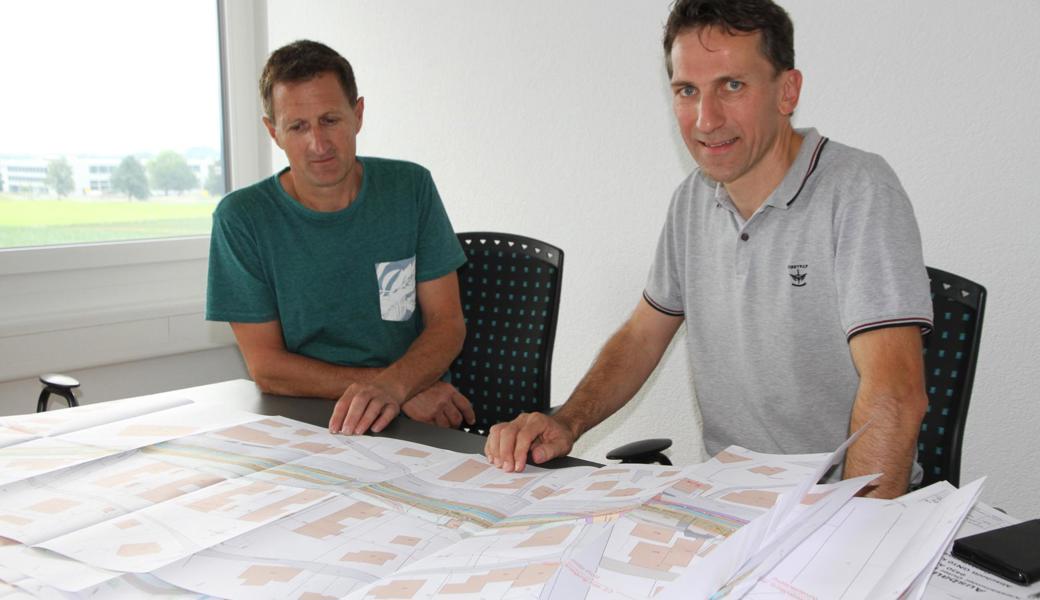 Stadtrat Hans Städler (Präsident der Bachkommission, links) und Thomas Stofer (interner Projektleiter der Stadt Altstätten für die Projekte Stadt- und Brendenbach) geben einen Überblick über das komplexe Grossprojekt Stadtbach.