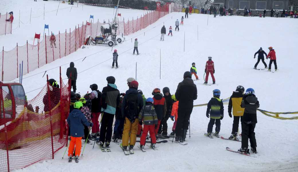 Alle wollen mit dem Skilift auf den Bischofsberg. 