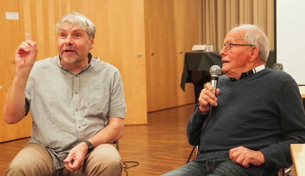 Bestatter Willy Gasser (rechts) mit Diakon Martin Nägele im Gespräch. Bild: Thomas Widmer
