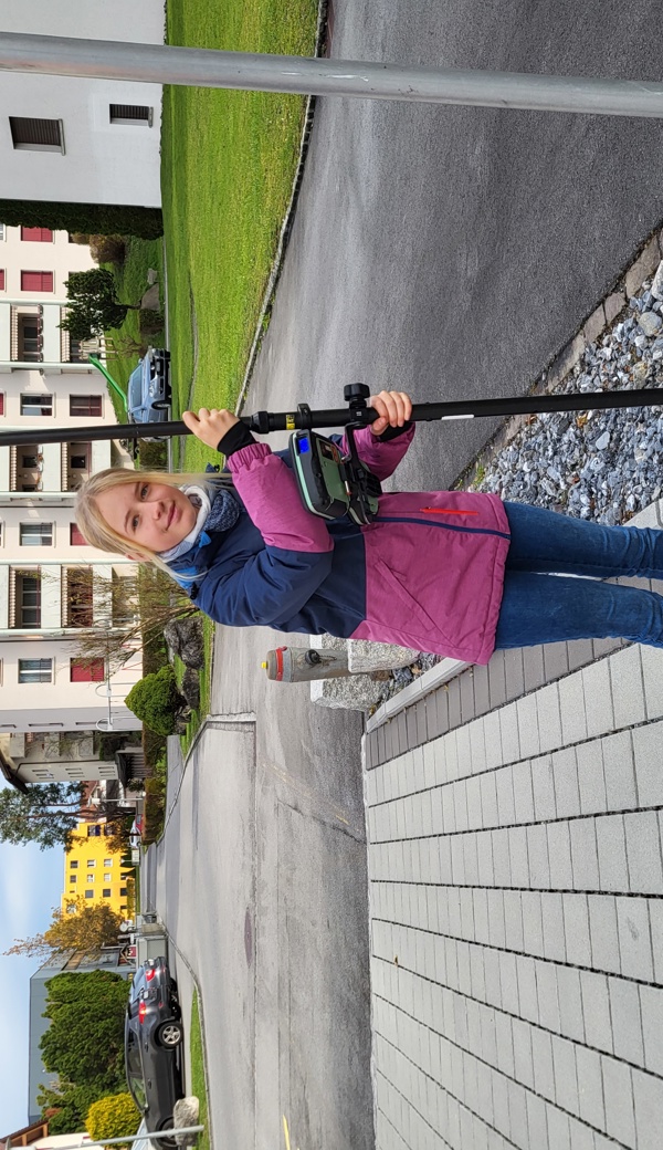 Emilie Hönniger nimmt mit dem GPS-Gerät Höhen auf.