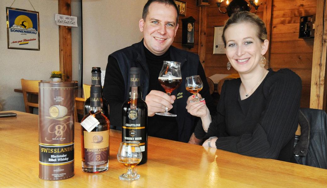 Sonnenbräu-Braumeister Steffen Pawlak und Geschäftsleiterin Claudia Graf präsentieren nebst der diesjährigen Swisslander-Whisky-Abfüllung auch ein neues, extrem starkes Bier: das Craftline Whisky Beer.