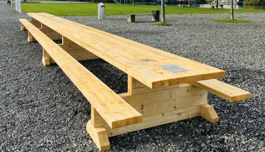 Ein grosser Holztisch soll die Menschen auf der Hafenmole zusammenbringen