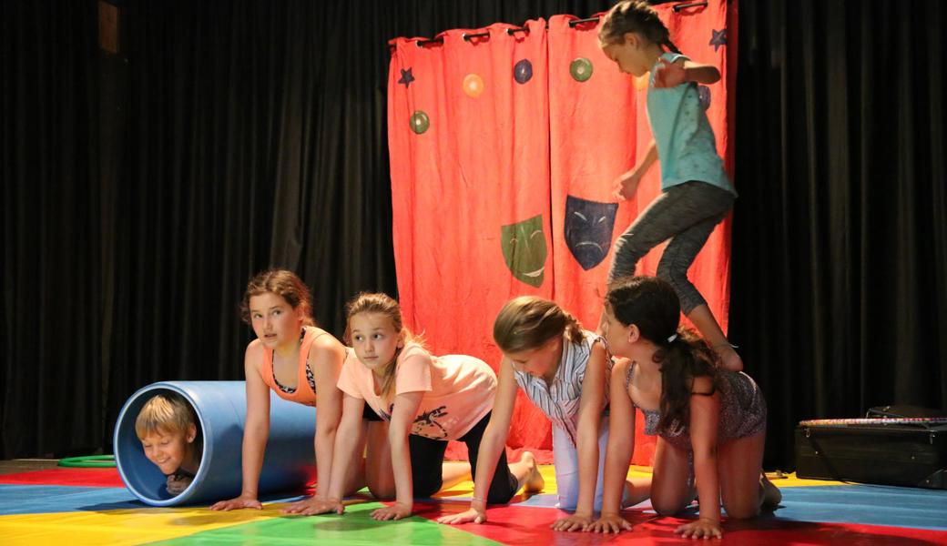 Während der ersten Sommerferienwoche üben die Kinder aus Altstätten und Umgebung Zirkusnummern und spielen Theater.