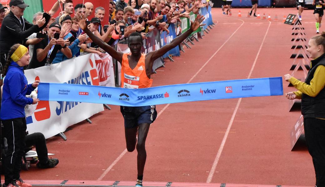 Kipkorir Benard (Kenia) stellt mit 2:09,25 Stunden einen neuen Streckenrekord auf.