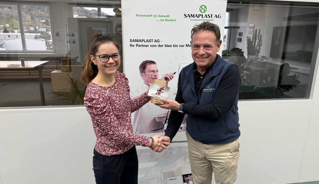 Monique Halter, Schweizermeisterin im Radquer U19 und Stefan Okle, CEO Samaplast