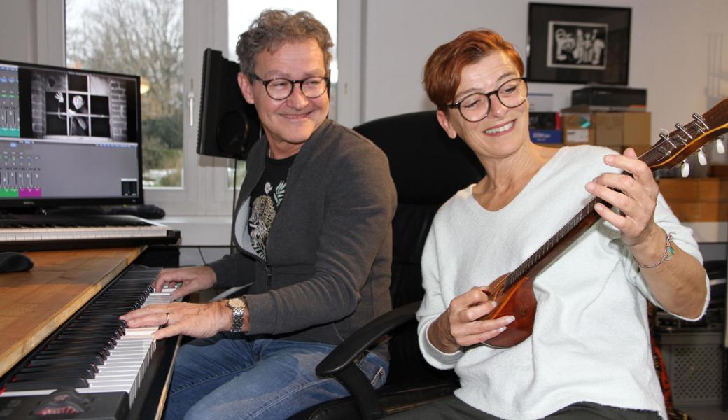 Dany Kuhn und Irina Garbini unterlegen den Stummfilmklassiker mit eigener Musik und spielen dazu diverse Instrumente, wie hier Garbini mit der Baglama.