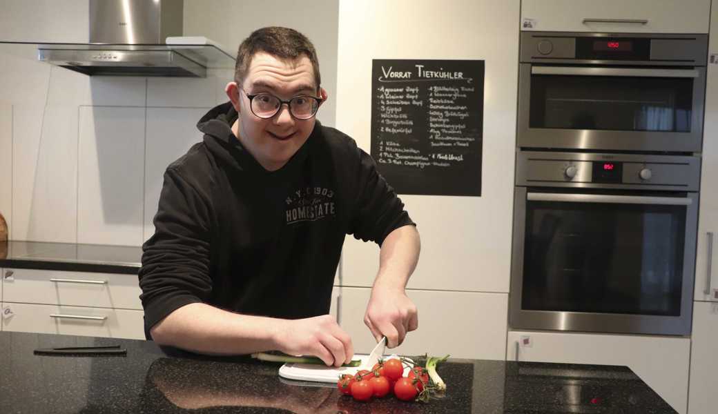 Kochen ist Jannick Hallauers Hobby und Beruf. In der Wohngemeinschaft bereitet er sich auf ein eigenständiges Leben vor. 