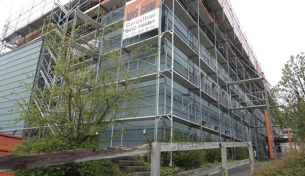 Das 31 Jahre alte BZ-Gebäude in Heiden steckt bis auf Weiteres im Baugerüst. Grund sind Dachsanierungsarbeiten.