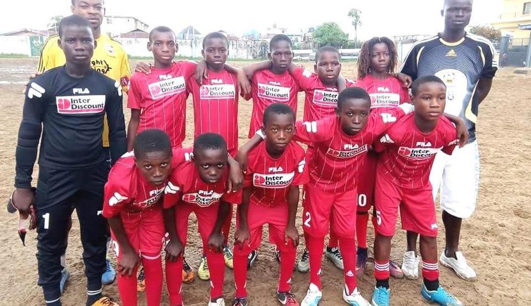 Drei bis vier Monate verbringt Alfred Emoefe Emuejeraye im Jahr bei der Ajetau Soccer Academy. Der FCA spendete ihr Material.