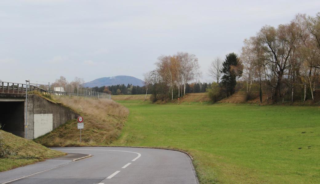 Zwischen Autobahn und Rhein, auf der Höhe des Ortsteils Büchel, soll eine Deponie für Erdreich und Steine entstehen.