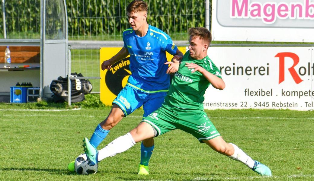 St. Margrethen, hier mit Erolind Sylaj (blau), setzte sich in der ersten Cuprunde beim FC Rebstein (Erand Rexhepi) durch.