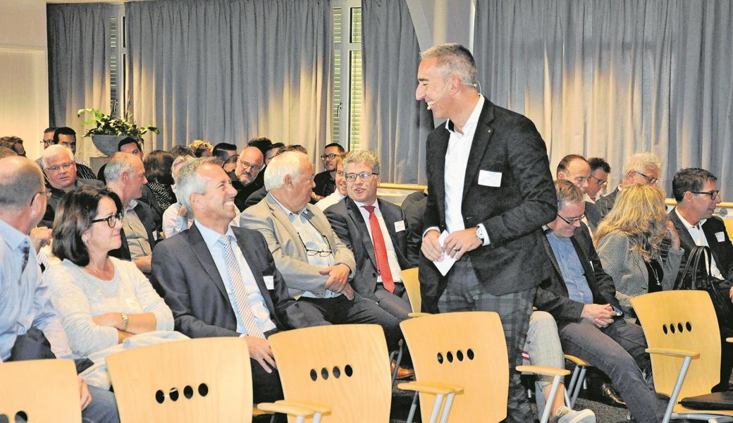 AGV-Rheintal Vorstandsmitglied Patrick Berhalter (stehend) durfte sich über etwa 120 Mitglieder freuen, die den AGV-Anlass zu Fragen der Digitalisierung im ri.nova, Rebstein, besuchten. Er sagt: «Digitalisierung ist Chefsache».