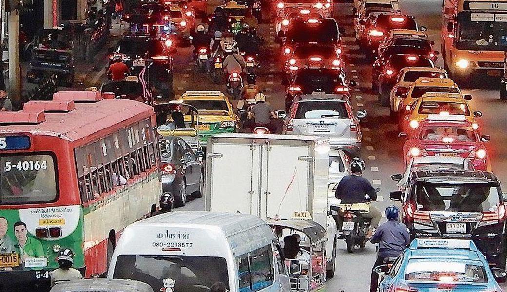 Verkehr, Verkehr, Verkehr: Wer sich in Bangkok am Strassenverkehr beteiligt, muss viel Geduld mitbringen.