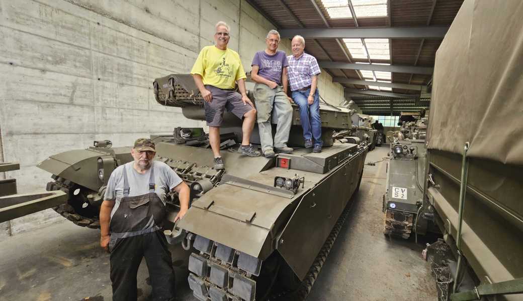 Heiri Köppel, René Näf, Patrick Gründler und Jürg Seewer (von links) halten zusammen mit weiteren Vereinsmitgliedern den ausgemusterten Centurion-Panzer in Schuss. In der zweiten Hälfte des 20. Jahrhunderts besass die Schweizer Armee über 300 davon.