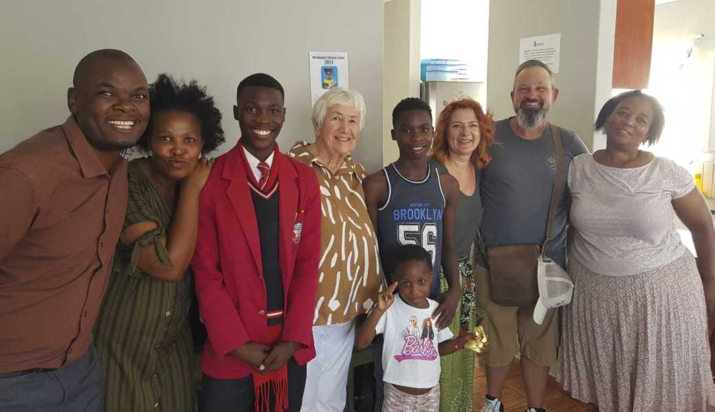 Laura Schmiedeknecht im Kreis ihrer Südafrika-Familie: In der Cluster-Pflege von «Home from Home» werden derzeit 173 Kinder betreut. Die Vision der Organisation ist eine Welt, in der jedes Kind ein sicheres Zuhause und eine liebevolle Familie hat.