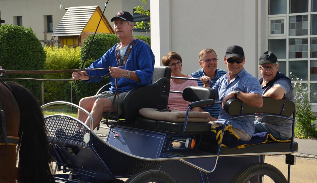 Mit der Kutsche von Roland Rohner fahren Walter und Vreni Portmann am Schulhaus vor. Sie werden begleitet von Jürg Lutz (Schulleiter Heerbrugg, von rechts) und Andreas Schmid (Schulleiter Au).