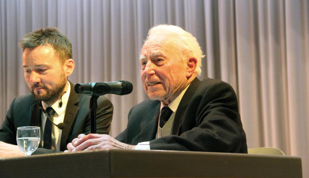 Josef Savary, 2014, als Gregor Loser (links) das Buch «Dr. Sepp» mit Erzählungen aus Savarys Leben veröffentlichte.