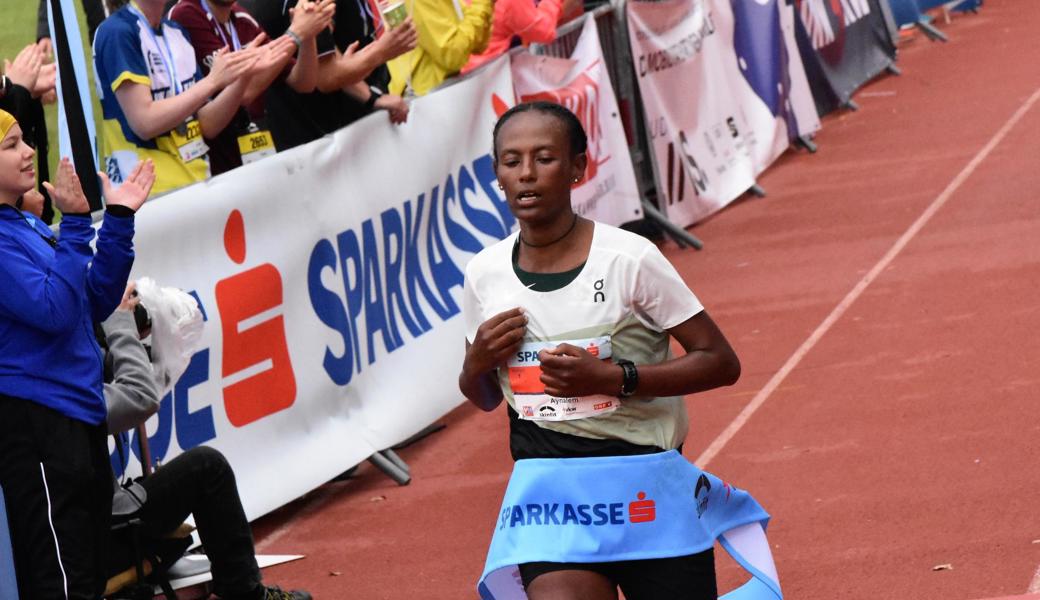 So schnell wie die Äthiopierin Aynalena Kashun (2:30,02 Stunden) war bisher noch keine Frau beim 3-Länder-Marathon.