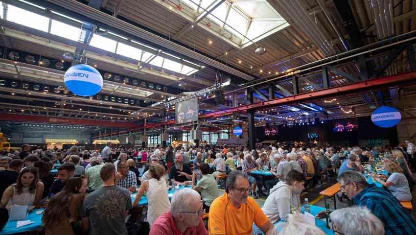 Gut 1’000 Mitarbeitende, Pensionäre und Gäste feierten gemeinsam das Jubiläums-Sommernachtsfest der Jansen AG in Oberriet.