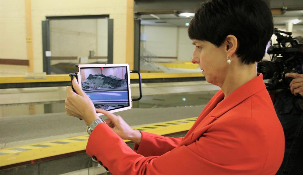 Spielerisch in die Zukunft blicken: die St. Galler Regierungsrätin Susanne Hartmann lässt sich auf einem Tablet mit Augmented Reality Beispiele   
 des Hochwasserschutzprojekts Rhesi vorführen. 