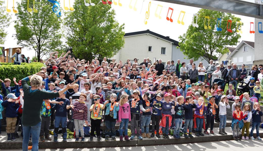 160 Kinder von Primarschule und Kindergarten waren bei der Aufführung dabei.