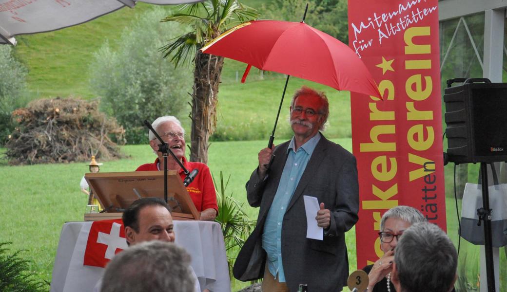 Zum Regenschirm des Verkehrsvereins, den ihm Präsident Wolfgang Kessler als Dank für die Festrede überreichte, sagte Kuno Bont: "Danke, da bleib ich nie im Regen stehen."