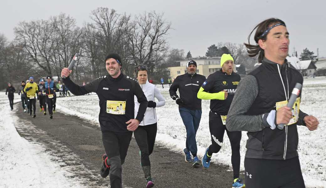 Staffel- sowie Einzelläuferinnen und -läufer – viele auch aus der Schweiz – laufen am 17. Dezember beim Silvesterlauf wieder durch Altach. 