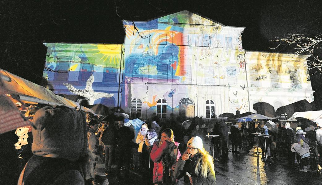 Der weltbekannte Lichtkünstler Gerry Hofstetter beleuchtet Fassaden mit Zeichnungen von Rheintaler Kindern und Jugendlichen, hier in Altstätten.