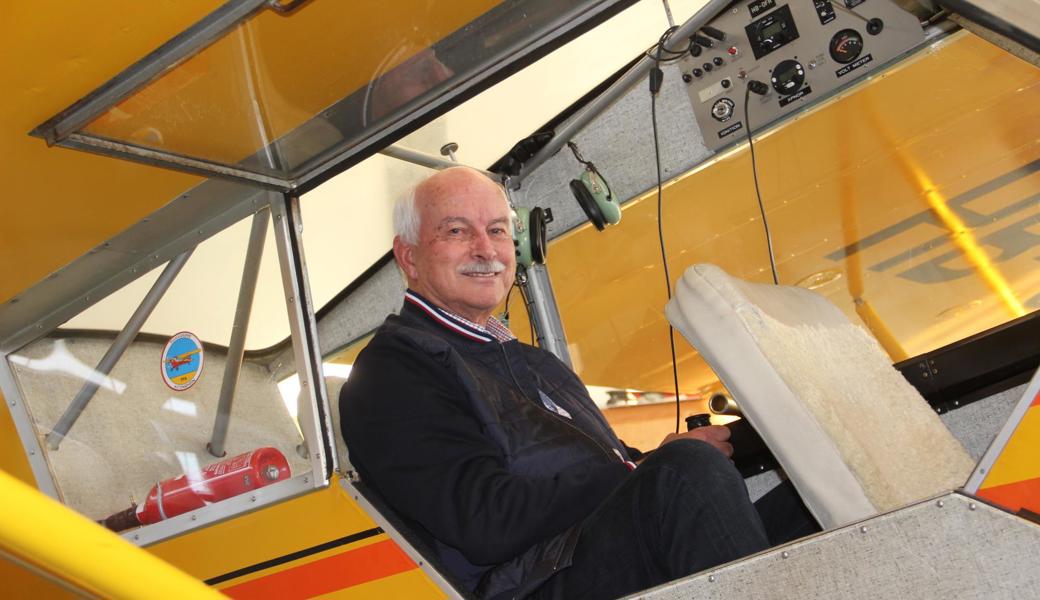 Vor 55 Jahren hatte Martin Kurath mit diesem Flugzeug seine ersten Flugstunden. Heute erzählt er Besuchergruppen im Fliegermuseum in Altenrhein aus früherer Zeit. Um Martin Kurath reden zu hören: Xtend-App herunterladen und Bild scannen. 