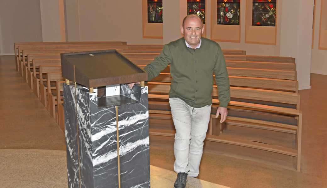 Alex Burkart ist auf dem Weg zum Ambo in der Theresienkirche. Dort wird er stehen, wenn er im Gottesdienst zu den Menschen predigt. 