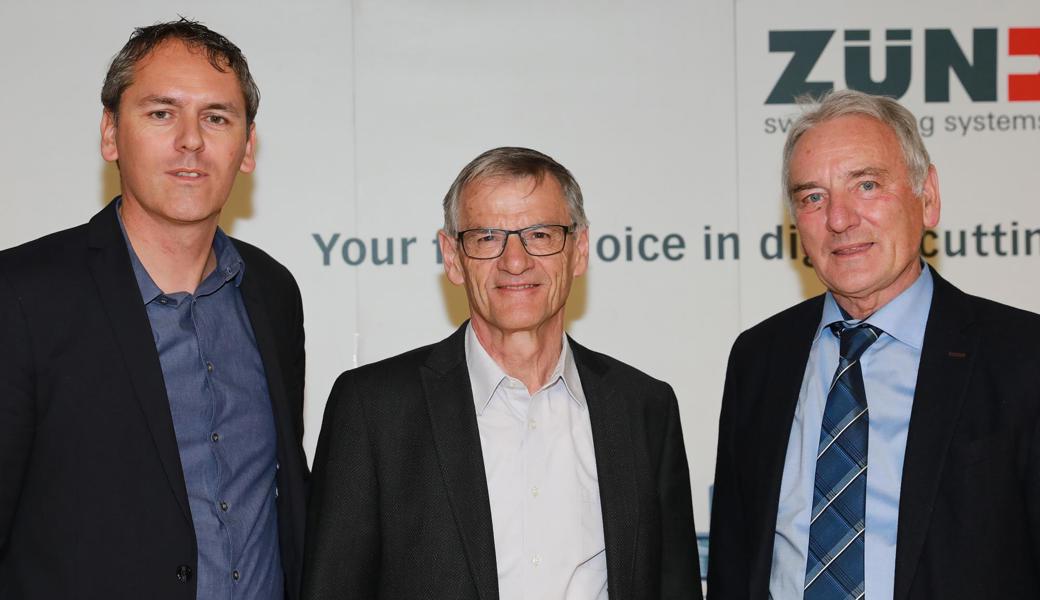 Hat die Entwicklung der Zünd Systemtechnik AG fast 30 Jahre lang mitgestaltet: Alfons Heeb (Mitte) zusammen mit Firmengründer Karl Zünd (r.) und Geschäftsführer Oliver Zünd.