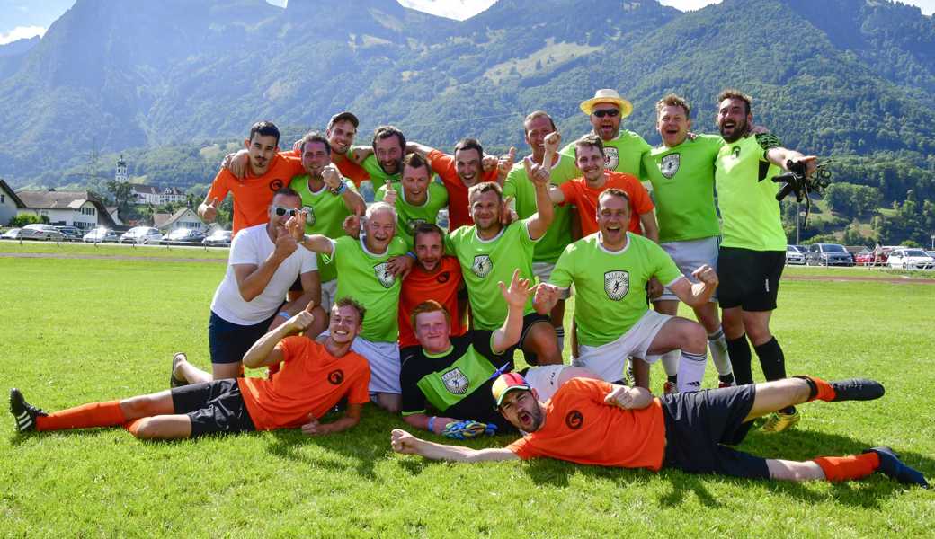Nach dem 5:1-Finalsieg des ASV Küsten (hellgrüne Leibchen) gegen den FC Elfäbai, feierten die beiden Teams zusammen neben dem Platz weiter.