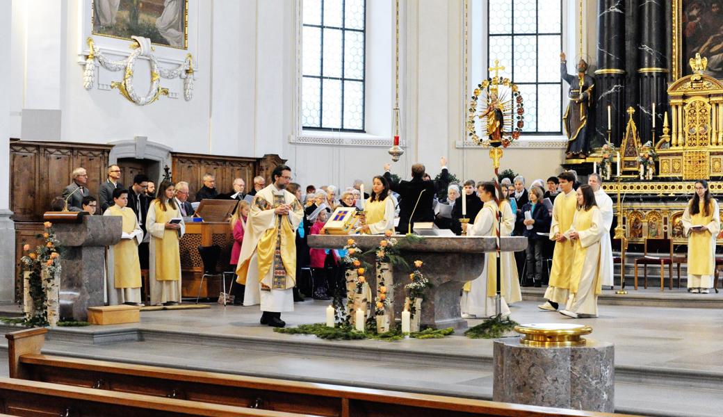 Alles strahlt: die Ministranten, der Pfarrer, die Sängerinnen und Sänger der Chöre, die Kirche selbst und auch die ebenfalls restaurierte Rosenkranzmadonna.