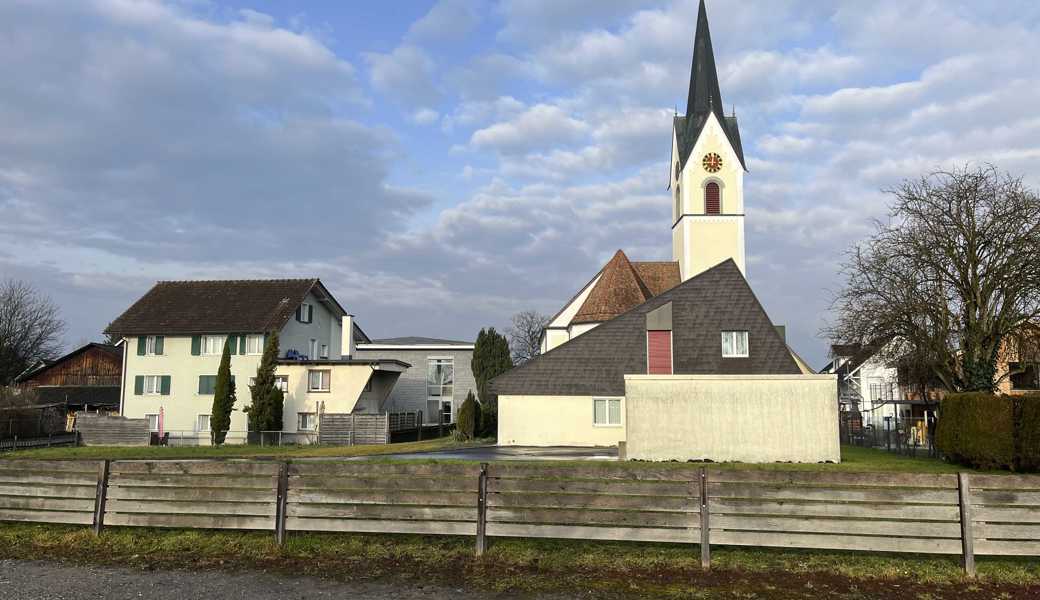 Die Kirchgemeinde besitzt gegen 5000 m² Land mit Kirche, Pfarreizentrum (Mitte, grau) und Pfarrhaus (rechts). Mit der Nachbarin, die das Haus links besitzt, wird darüber geredet, ob vielleicht sogar ein Gemeinschaftsbau entstehen könnte.