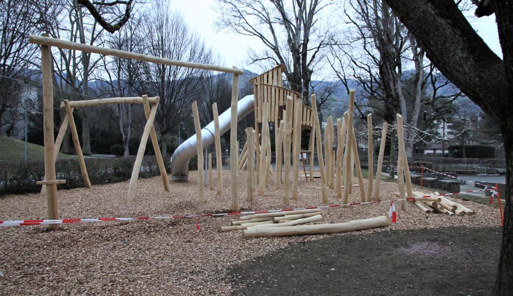 Der neue Teil des Spielplatzes steht kurz vor der Fertigstellung. Er kommt in rustikalem Holz daher und ist nachhaltig gestaltet.