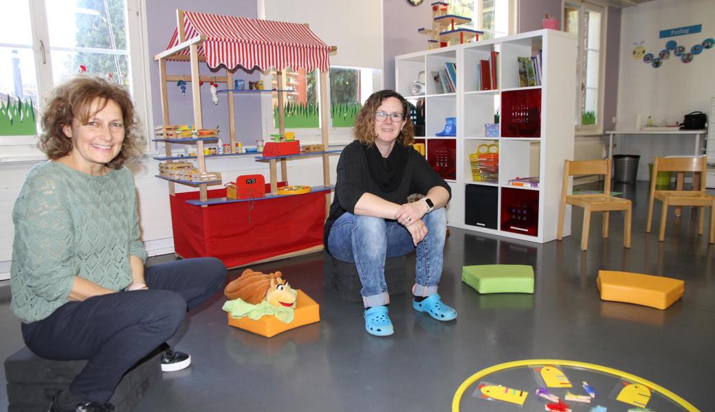 Die Spielgruppenleiterinnen Andrea Biedermann (v. l.) und Jlona Andrin Hutter zeigen, wie mit den Kindern gearbeitet wird.