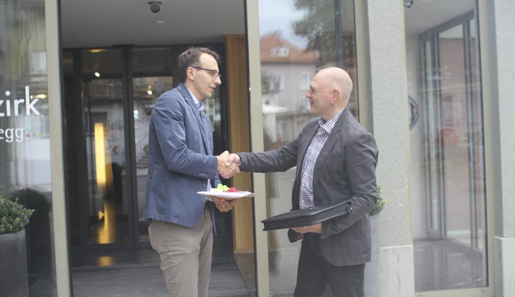 Curdin Herrmann (rechts) übergibt Marco Seydel die Petition. 