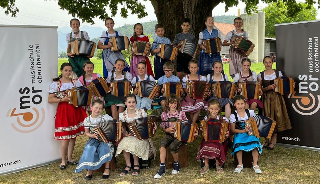 21 Schwyzerörgeli-Spielern von der Musikschule Oberrheintal unter der Leitung von Priska Seitz begeisterten Seniorinnen und Senioren mit ihren Musikstücken.