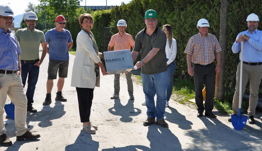 Gemeindepräsidentin Silvia Troxler und Generalplaner Franco Perazzelli präsentieren die Kiste, die ins Fundament eingelassen werden wird. 