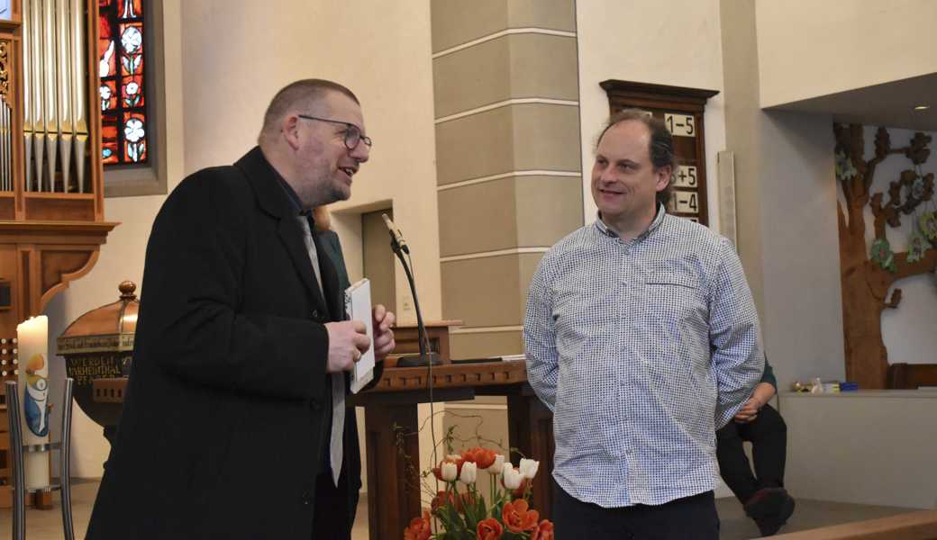 Pfarrer Jens Mayer (links) mit dem neugewählten Synodalen Robert Fritsch an der Kirchbürgerversammlung. 