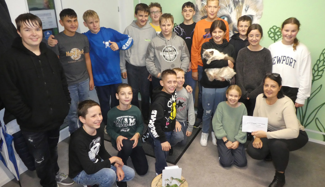 Die 1. Realklasse bei der Spendenübergabe in der Katzenstation Oberriet mit Nicole Rohner (unten rechts)