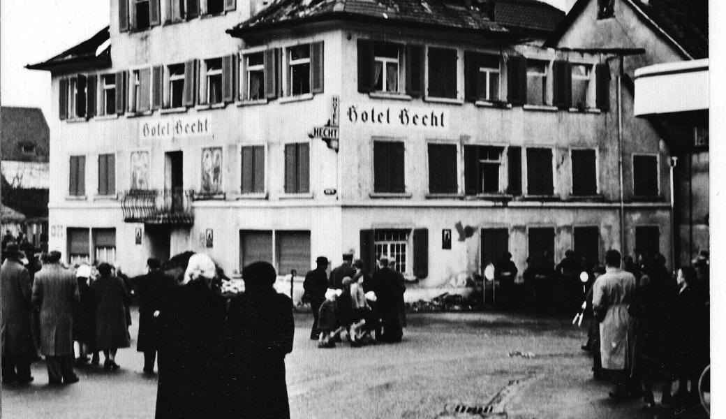 Zahlreiche Schaulustige aus der ganzen Region bedauerten vor 65 Jahren die Zerstörung des weitbekannten Hotels „Hecht“ in Rheineck.


