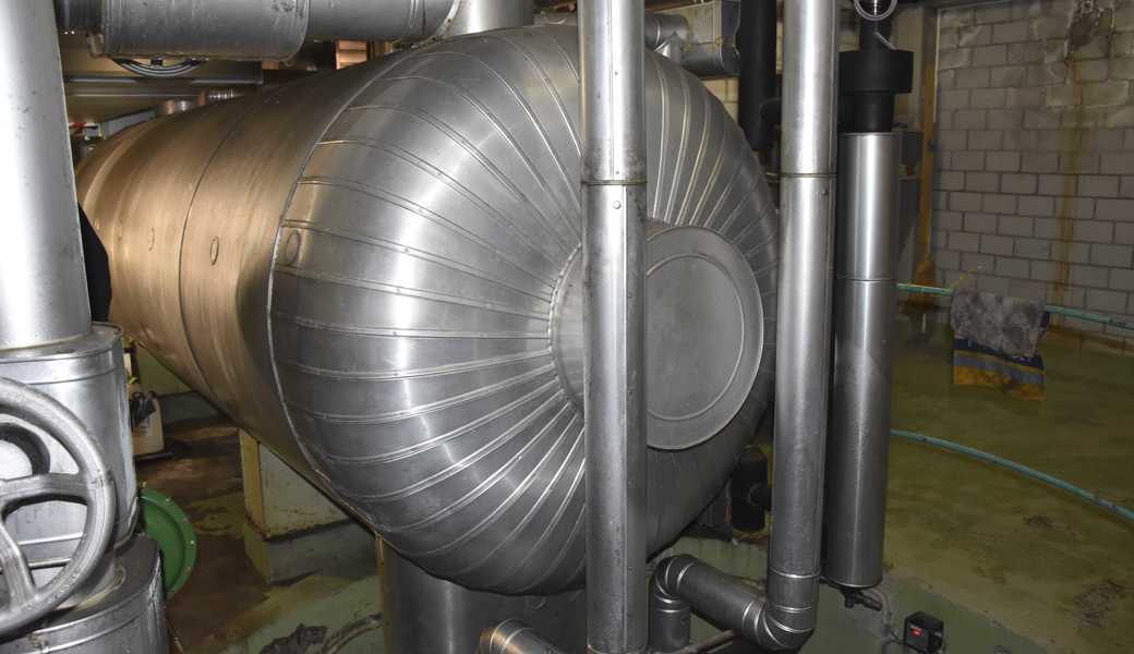 1800 kg Ammoniak schlummern in der Eishalle, ein Drittel davon in Gasform in diesem Tank von 1979, der Kühlstoff zirkuliert dauernd.