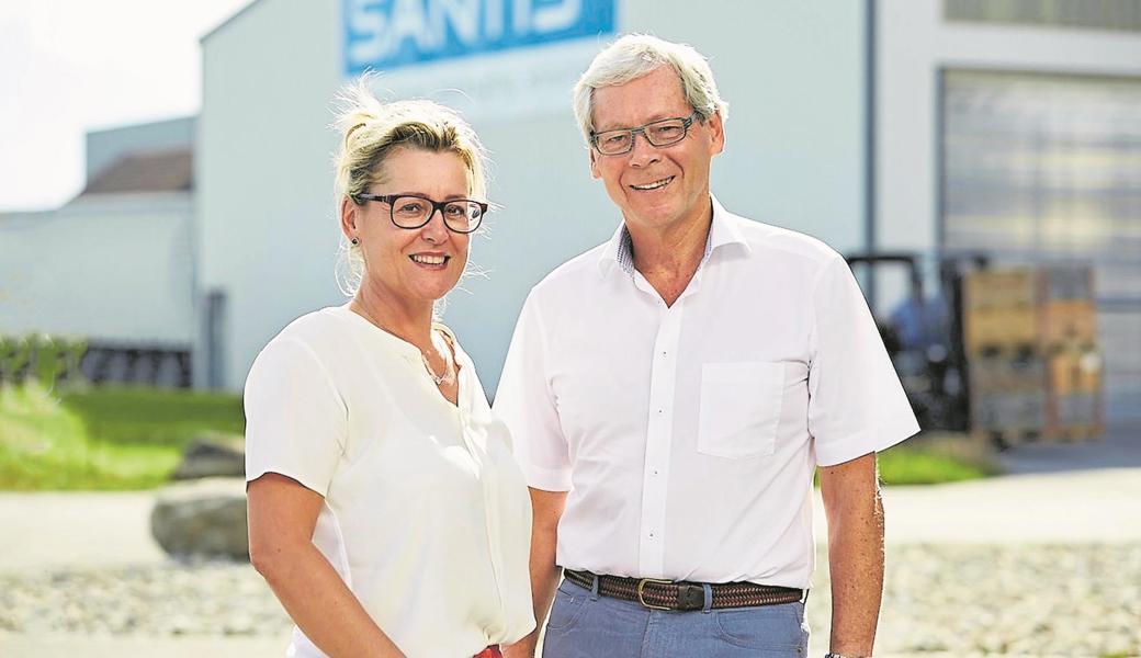 Jury-Präsident Karl Stadler überbrachte Bettina Fleisch, Inhaberin und Geschäftsführerin der Säntis Packaging AG, die schöne Nachricht, dass sie den 25. Preis der Rheintaler Wirtschaft erhalte. 