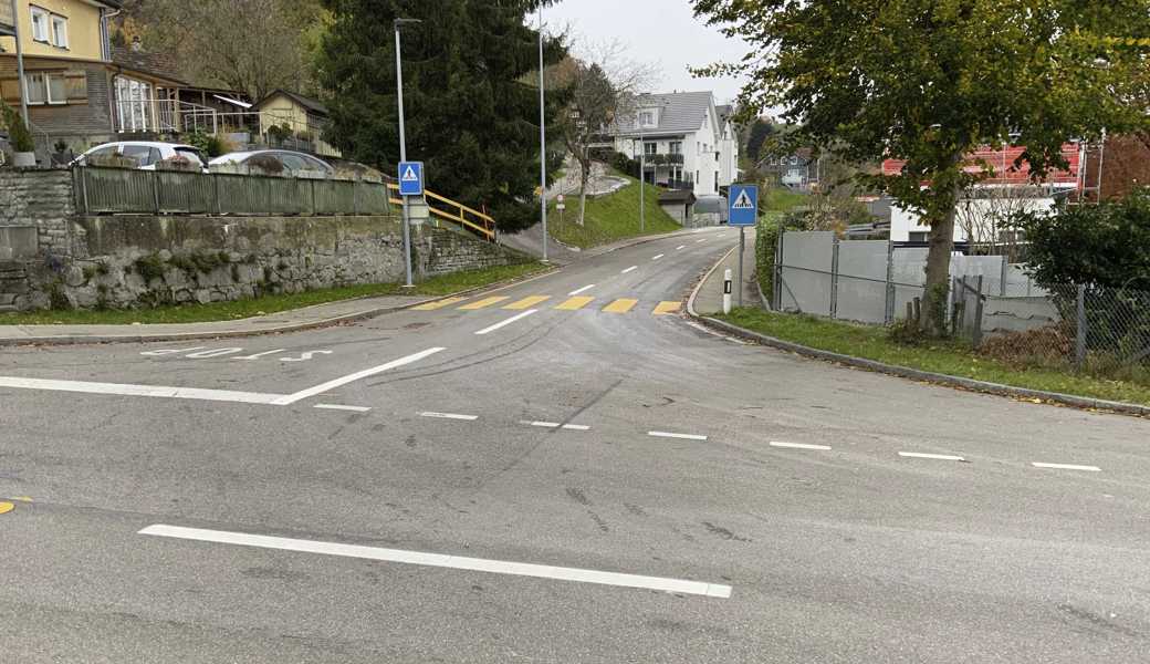 Verkehrsknoten in Lutzenberg-Brenden. Die Trottoirlücke in der Bildmitte wird geschlossen und der ­Einlenker der Strasse in der rechten Bildhälfte verkleinert. 