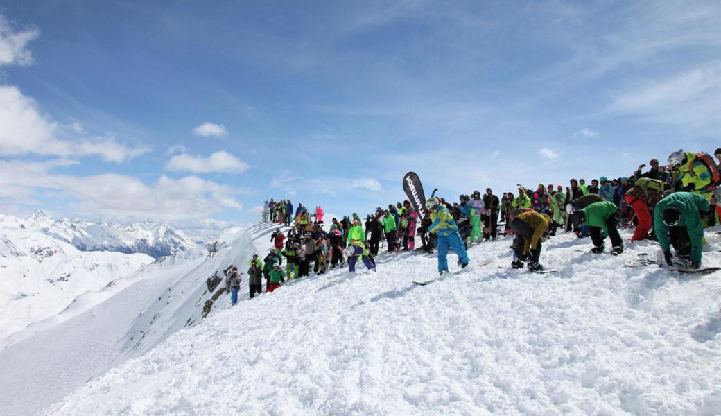 Auf 2408 Höhenmetern fahren die Sportlerinnen und Sportler gemeinsam los – auf der Suche nach der schnellstmöglichen Linie hinunter nach Stuben (1410 m ü. M).