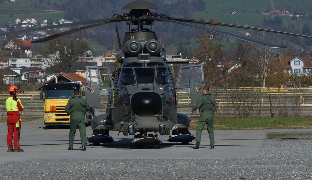 Ein Super Puma der Schweizer Armee auf dem Allmendplatz in Altstätten.
